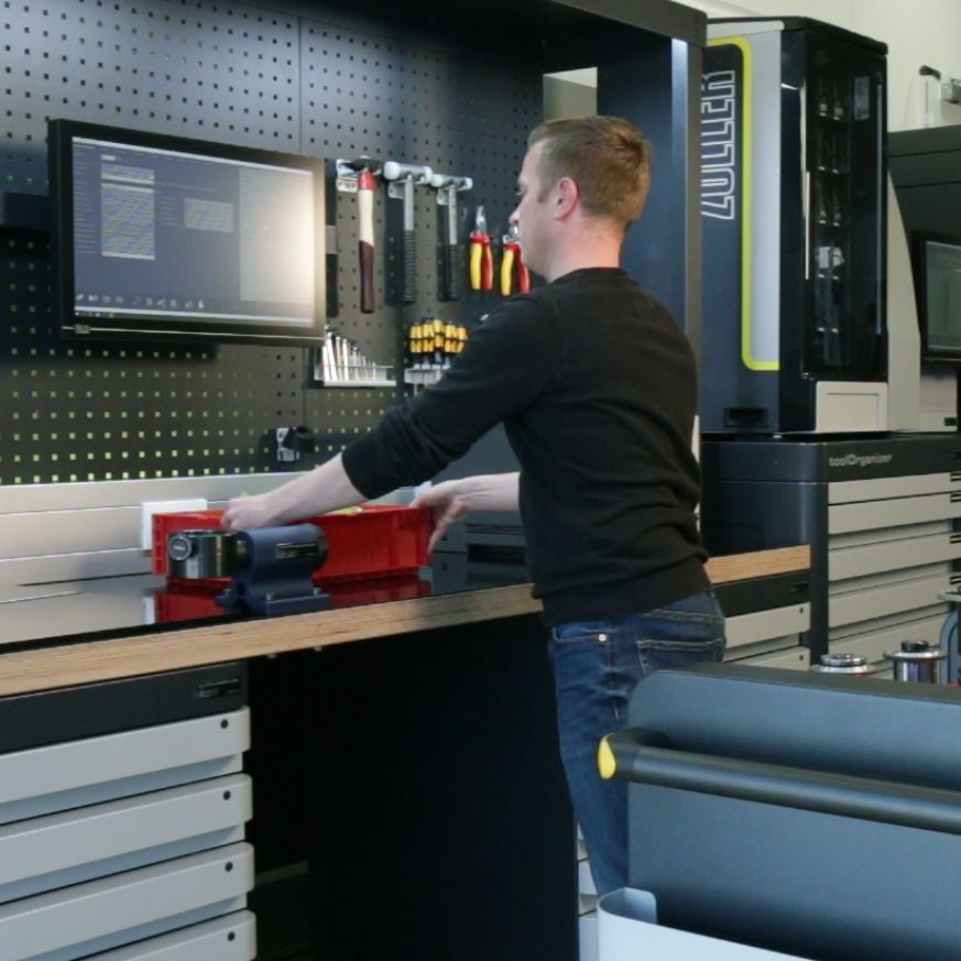 csm-werkbank-mit-bediener-zoller-da84e36e11